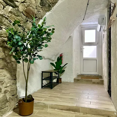 Daire Unique Romantic Cave With Air Conditioner *