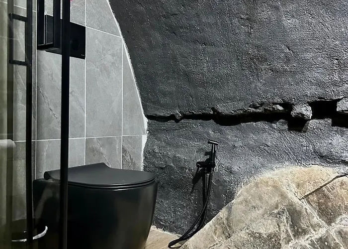 Unique Romantic Cave With Air Conditioner アパート